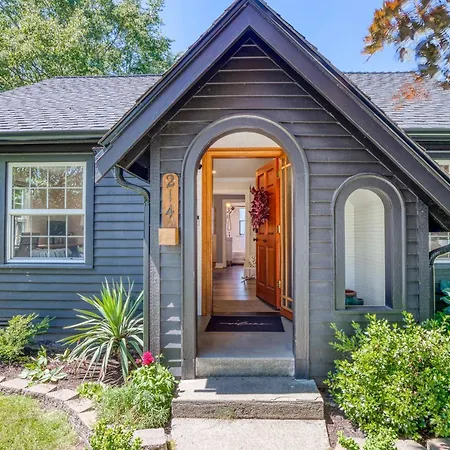 Modern 2 Bedroom Farmhouse Cottage With Hot Tub In Snohomish